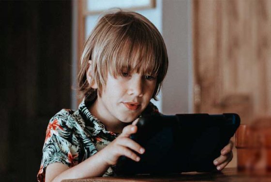 Neurofeedback therapy for ADHD in San Diego – child focusing during brain training